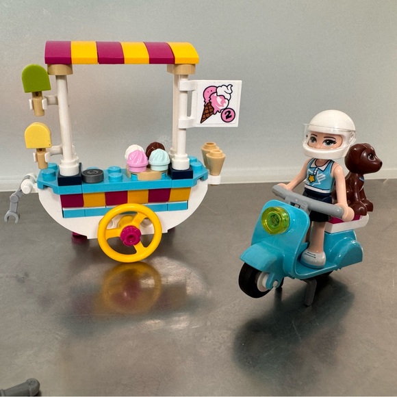 Two used Lego Friends sets. 41389 Ice Cream Cart & 41425 Olivia’s Flower Garden - Picture 9 of 11
